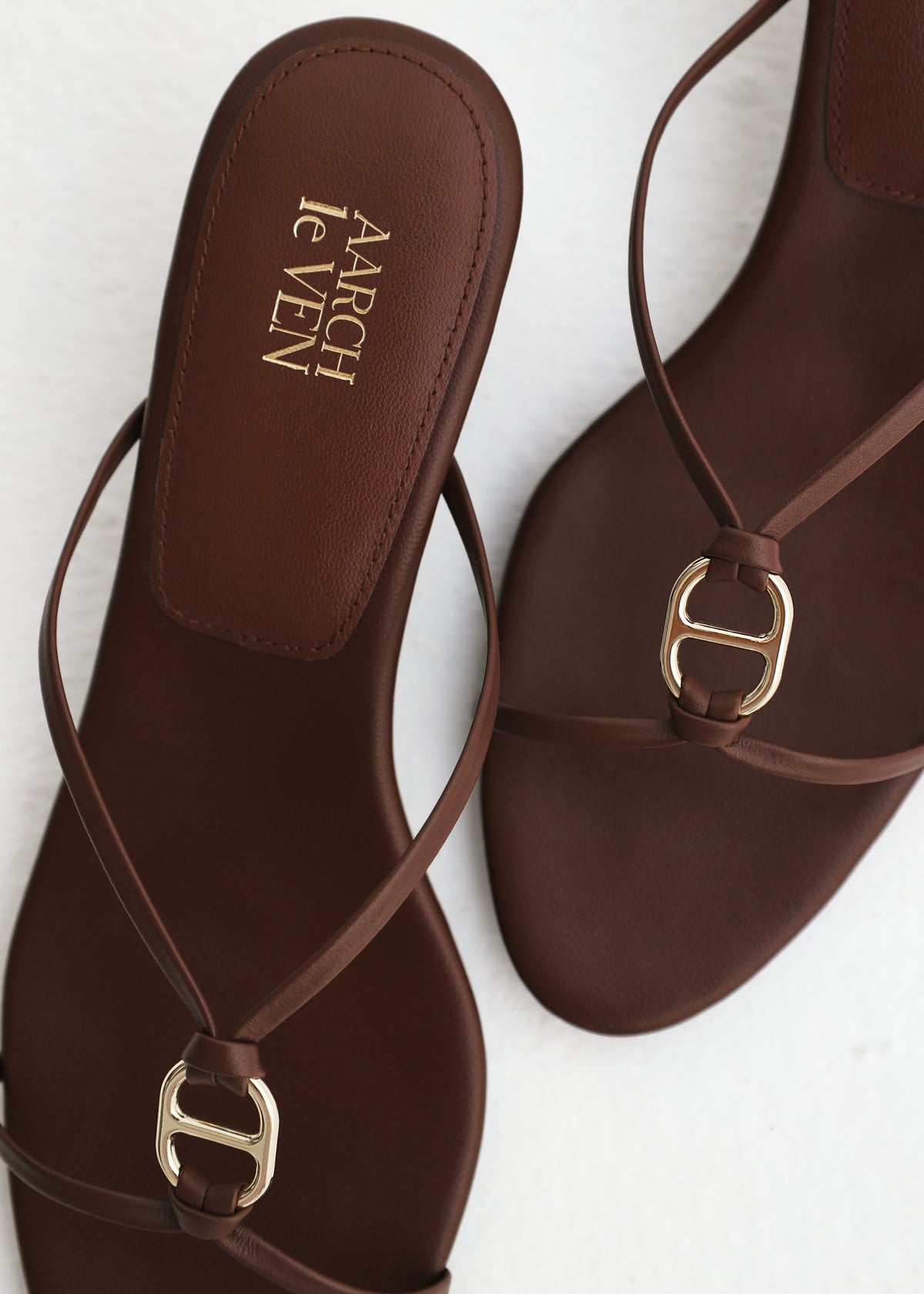 Arianna · Sandali in pelle con fascette sottili — Terra di Siena