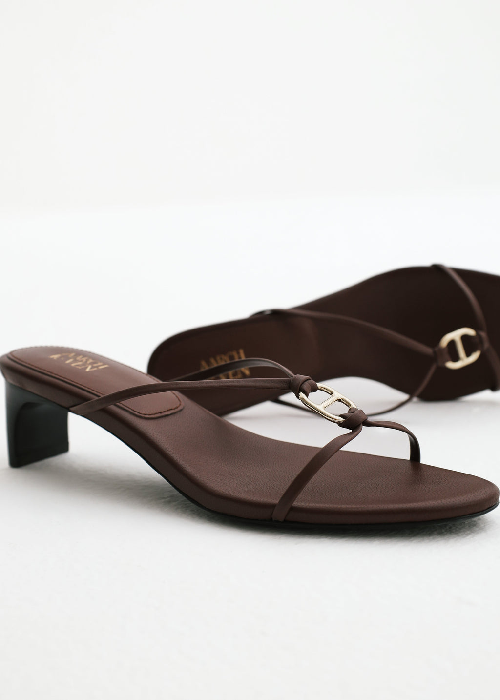 Arianna · Sandali in pelle con fascette sottili — Terra di Siena