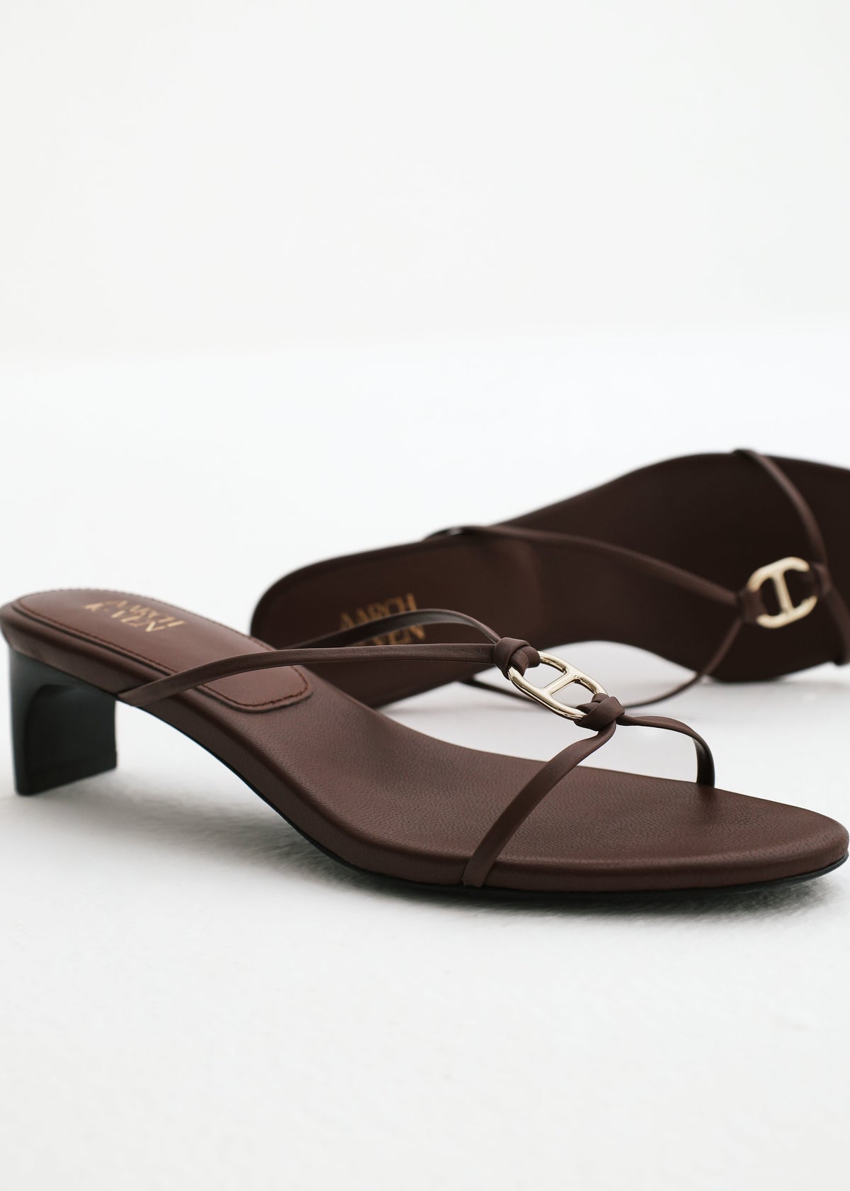 Arianna · Sandali in pelle con fascette sottili — Terra di Siena