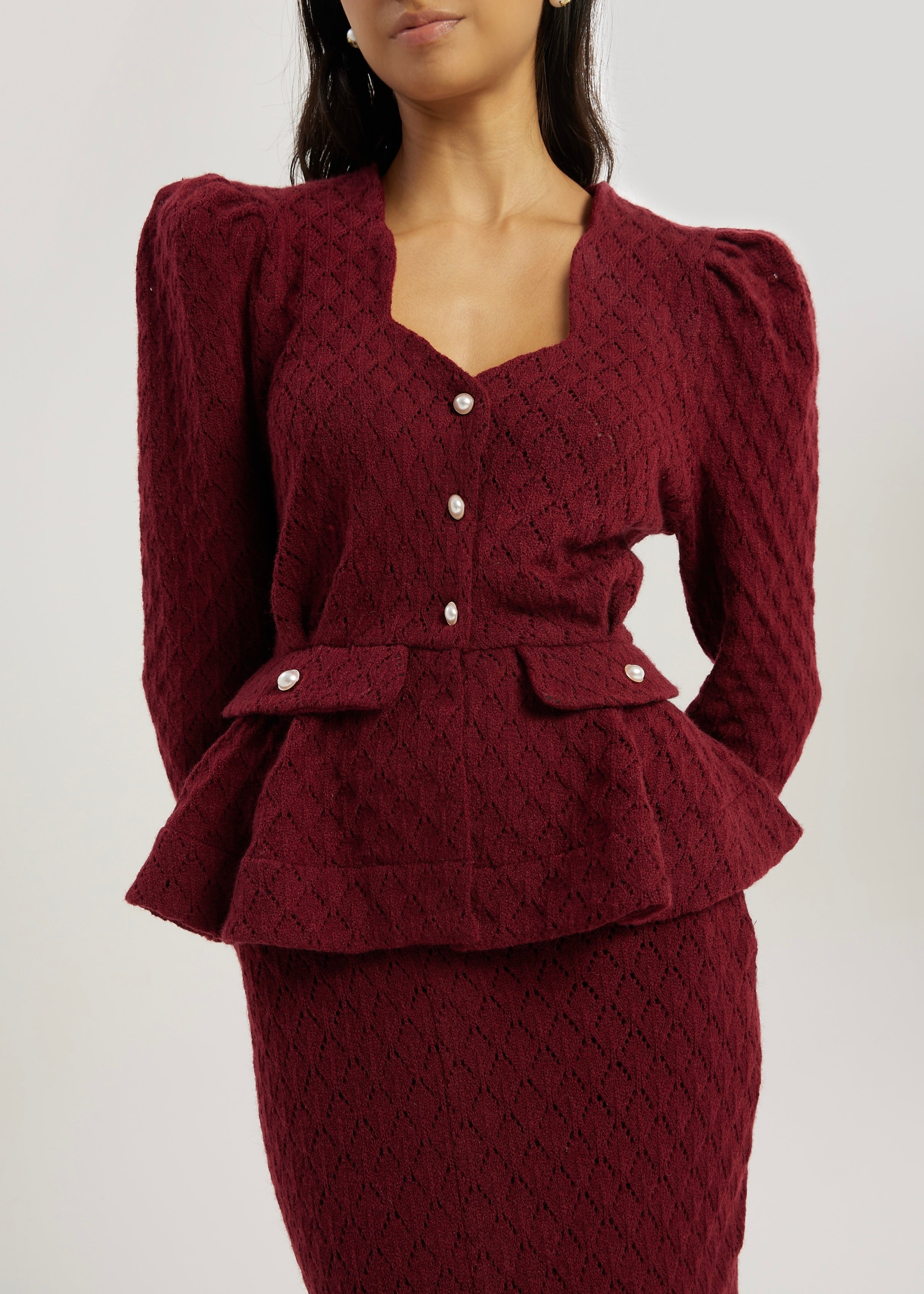 Anastasia · Cardigan in maglia traforata con peplo — Merlot