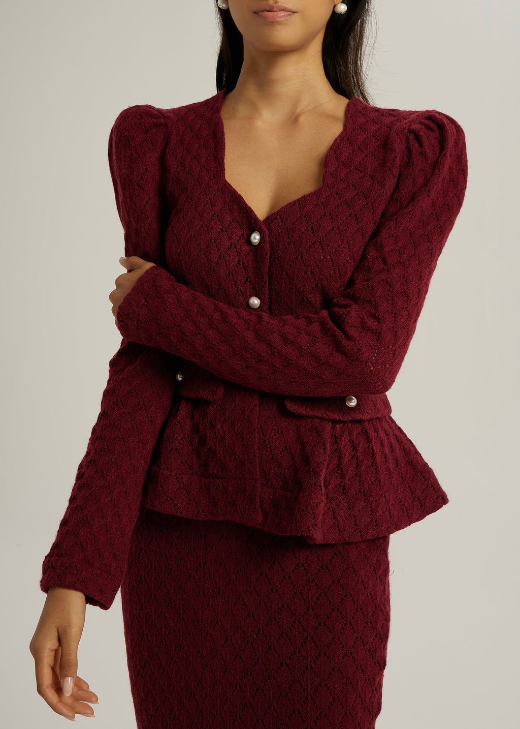 Anastasia · Cardigan in maglia traforata con peplo — Merlot