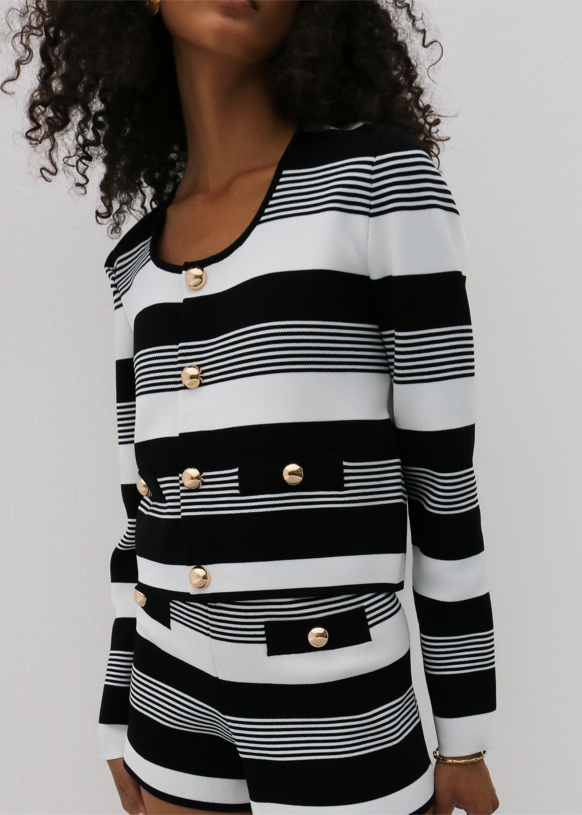 Antalia · Cardigan in maglia a righe con bottoni dorati — Bianco/Nero