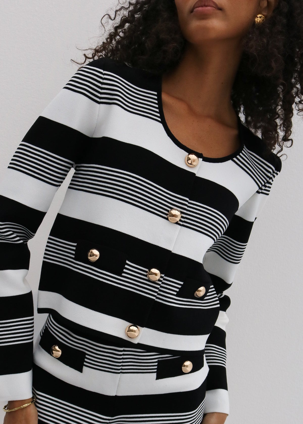 Antalia · Cardigan in maglia a righe con bottoni dorati — Bianco/Nero