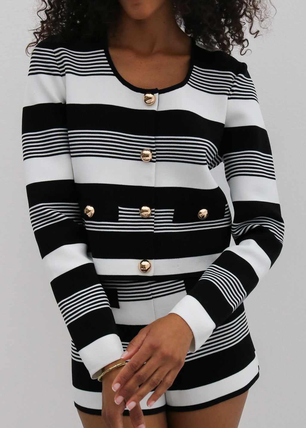 Antalia · Cardigan in maglia a righe con bottoni dorati — Bianco/Nero