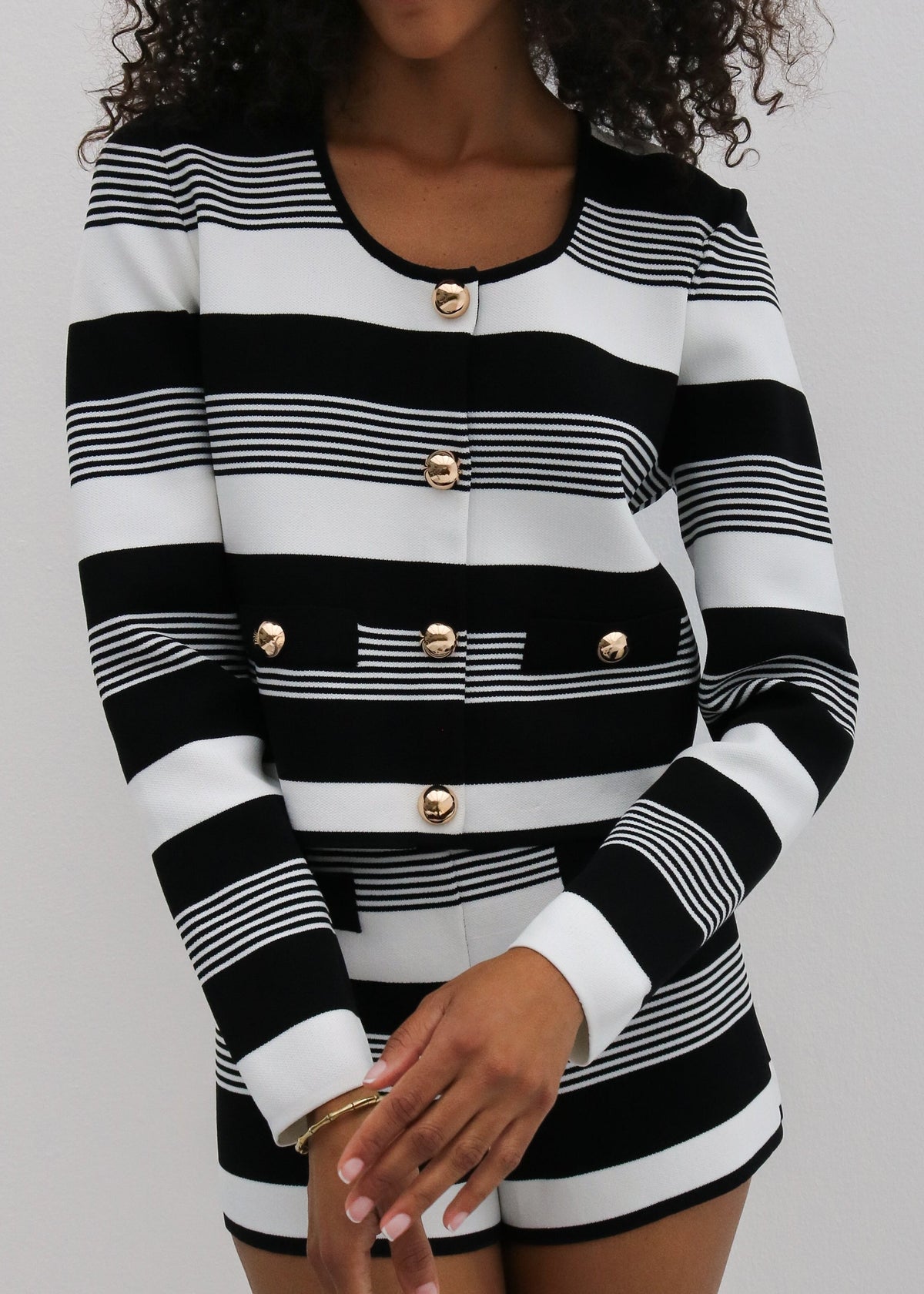 Antalia · Cardigan in maglia a righe con bottoni dorati — Bianco/Nero