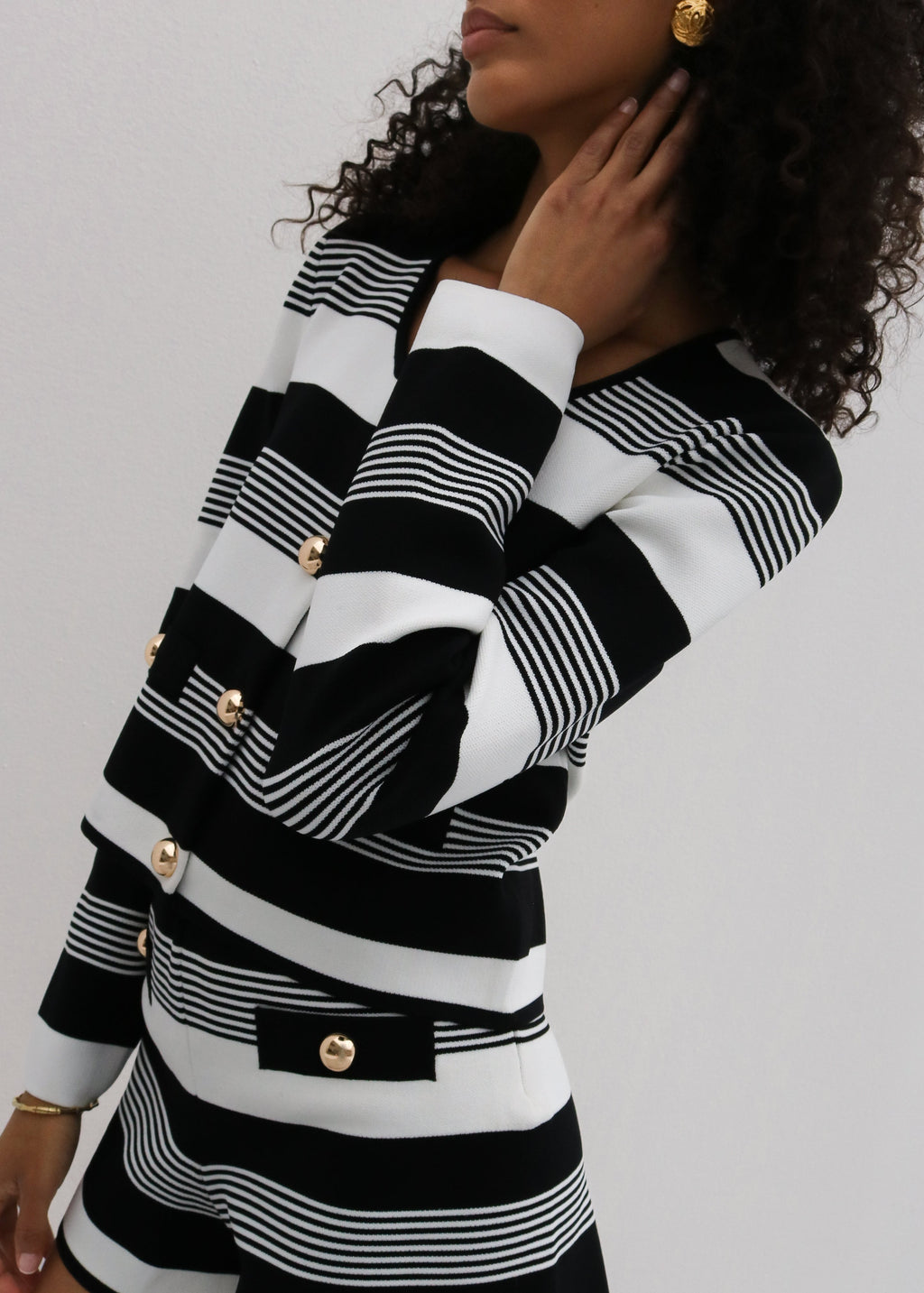 Antalia · Cardigan in maglia a righe con bottoni dorati — Bianco/Nero